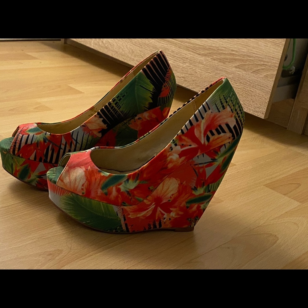 Aldo shoes mismatch sizes 1 size 5.5 /1 size 6
